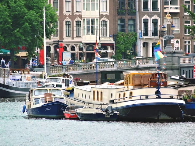 Art nouveau houseboat overvieuwing Amstel river