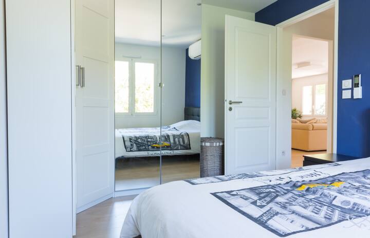 غرف واسعة مع غرفة ملابس ومكيف هواء