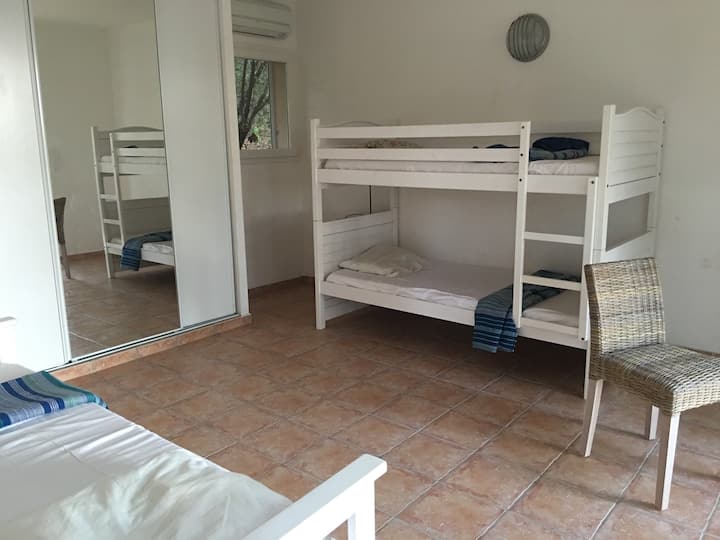 2. spavaća soba: 4 kreveta 90 × 190 ili 1 krevet 180 × 190 i 2 kreveta 90 × 190