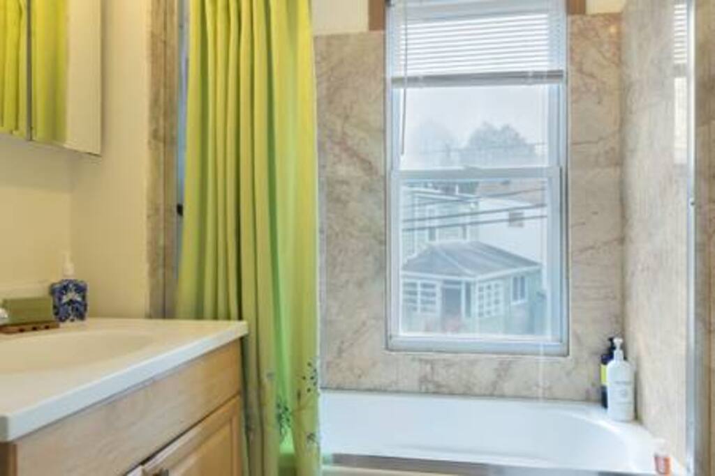 2nd Floor bathroom: Marble and lots of light!