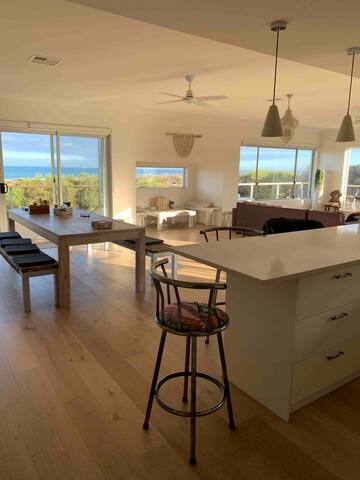 Oceanfront Tranquility: Luxe Modern Retreat gallery image 4