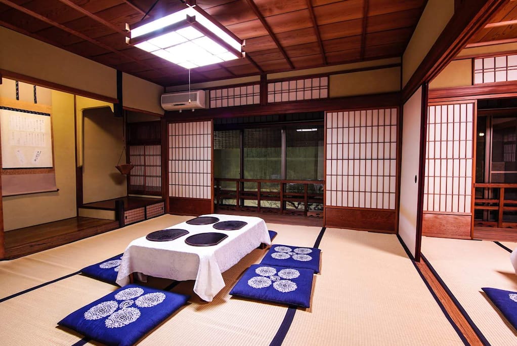 2階の大広間。床が3つ付いています。2階から高台寺の桜と、我が店の庭が廊下から見えます。京間八畳のお部屋