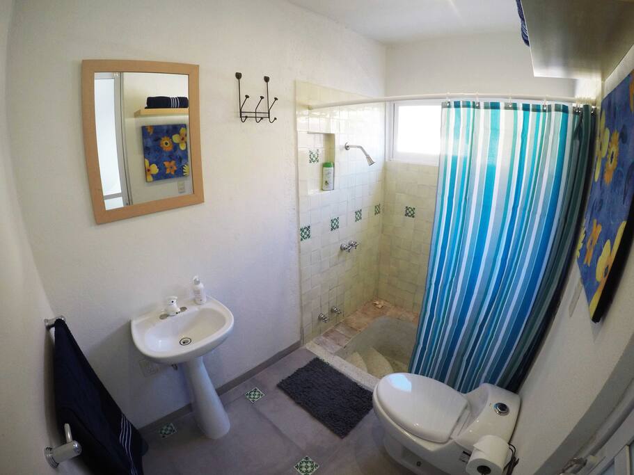 Baño completo con buena iluminación natural