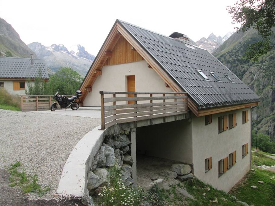 Entrée et parking