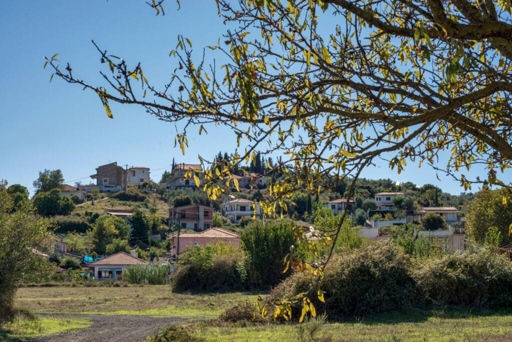 View of the village from the house. / Θέα του χωριού από το σπίτι.