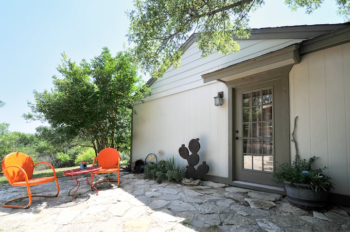 The “Bunkhouse" Cozy Guest Cottage