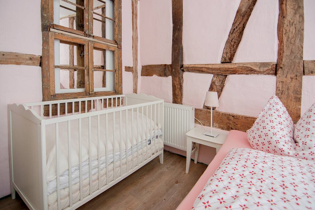 Das Schlafzimmer mit Babybett