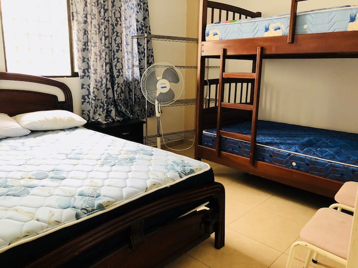 ოთახი საწოლით 2 ადამიანზე + ორსართულიანი საწოლი 1½ ადამიანისთვის.