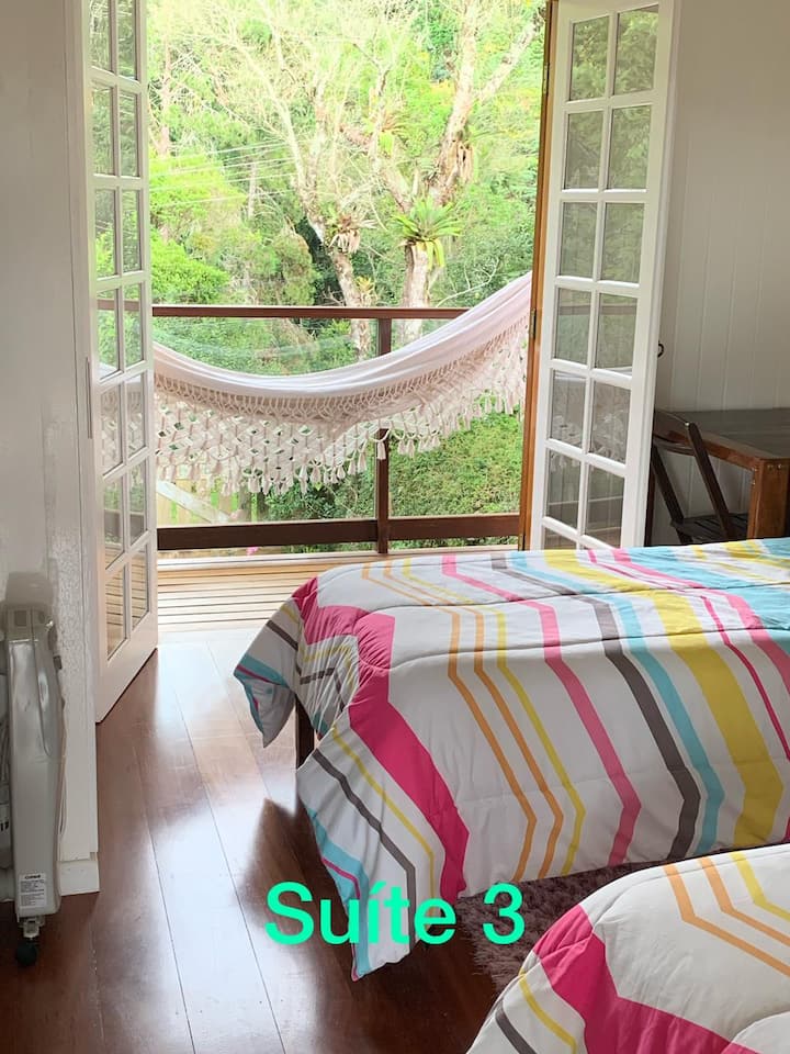 Უმაღლესი სართულის მე-3 ფლიგელი, შესასვლელი ზედა მისაღებით (ჰამაკით, განტვირთვისთვის), კარადით, სამუშაო მაგიდით, ორი ერთადგილიანი საწოლითა და საბავშვო ორკუბურით (არის ერთ-ერთი საწოლის ქვეშ და განთავსებულია მოთხოვნის შესაბამისად)