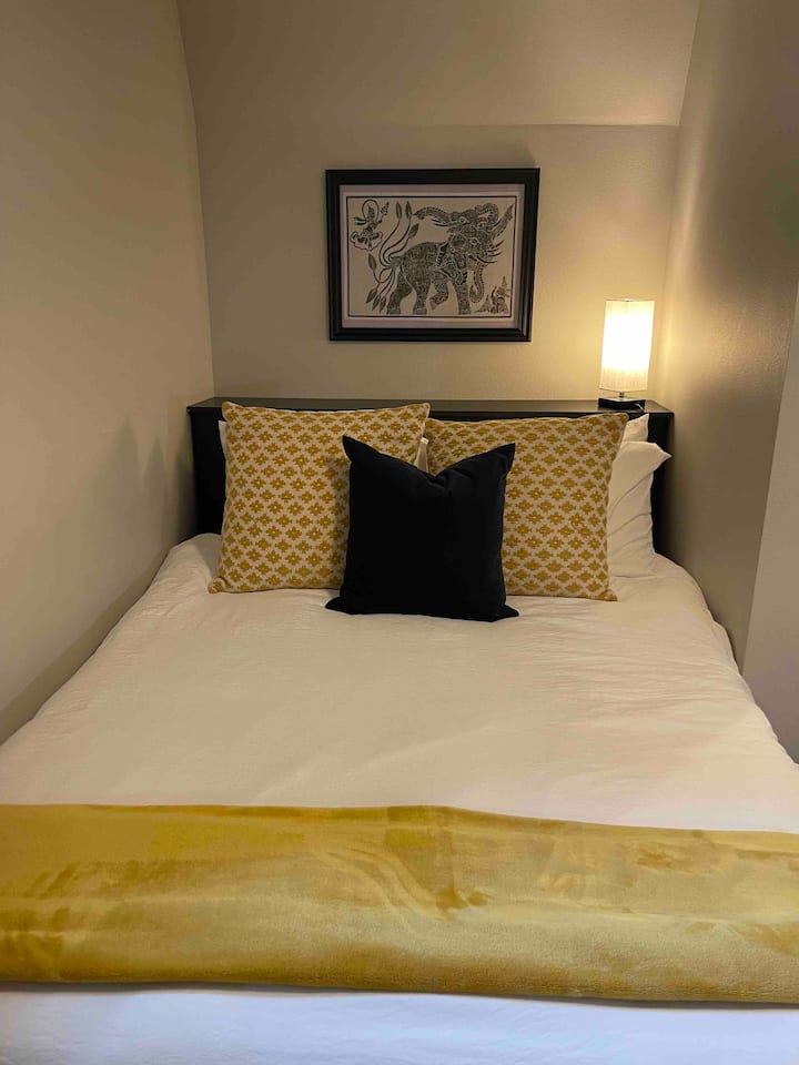 เตียงขนาดใหญ่ที่อบอุ่นนี้เหมาะสำหรับคนหนุ่มสาว! เตียงนี้จะไม่สะดวกสบายสำหรับผู้ที่มีปัญหาในการเคลื่อนไหวที่ต้องใช้ห้องน้ำ 14 ครั้งต่อคืน