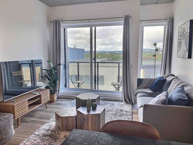 Condo Chic 9e Gym, Piscine, 2 CAC+2 SDB Privées