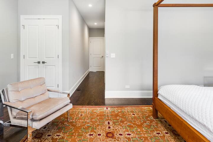 Spacious Five Bedroom Home in Trendy Chicago Neighborhood gallery image 3