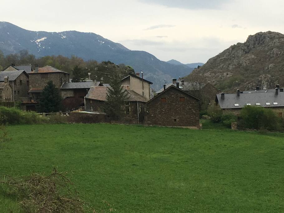 El pueblo de Isavarre a la caída del sol