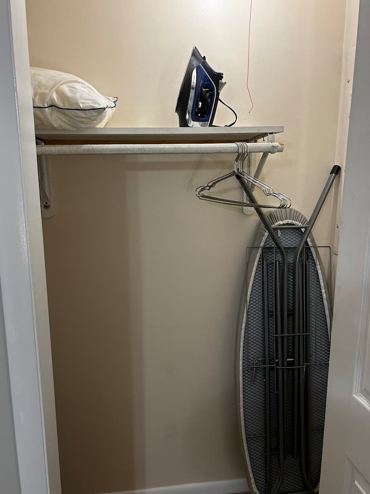 مكواة وطاولة مكواة كاملة الحجم.