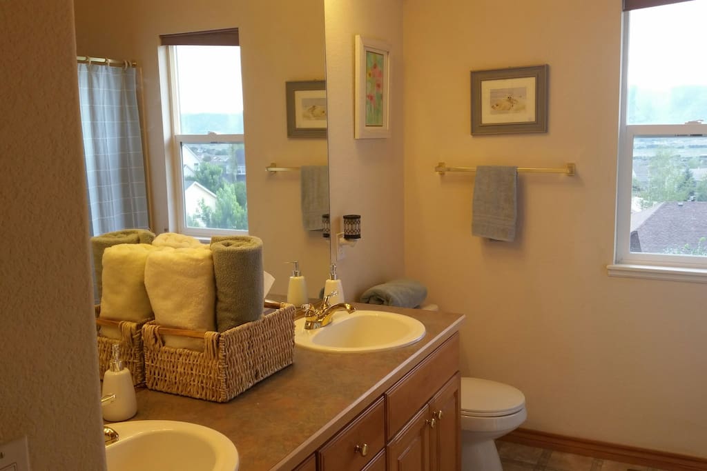 Full Bath w/ dual vanity & Spa amenities. Shared bathroom if both rooms are occupied.