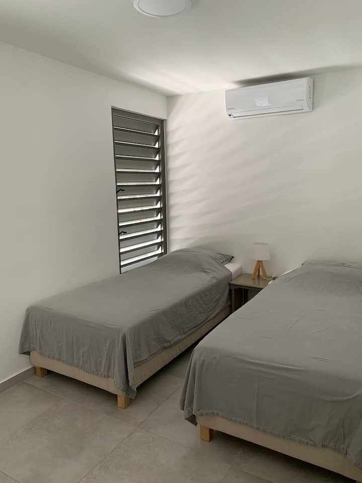 Fresh bedroom with airco and good ventilation options. Equipped with screens and 2 single beds.