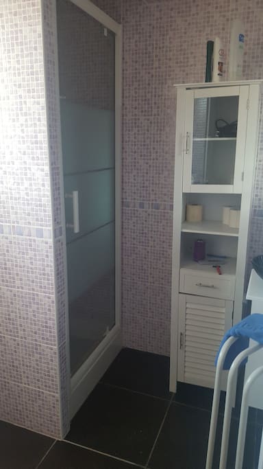 Salle de bain avec WC