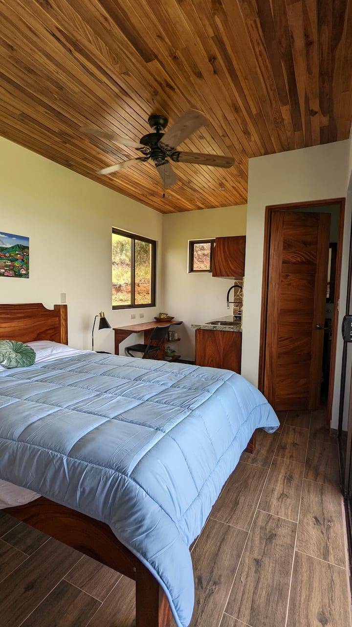 Apartmán na prízemí má manželskú posteľ a plne zásobenú mini kuchyňu