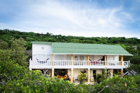 Top performing Airbnb: Casa Blanca Baru in Baru