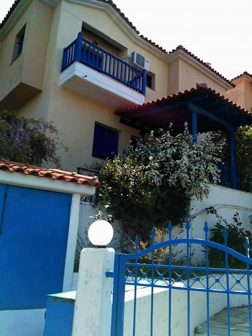 Εξωτερική άποψη τριώροφης παραδοσιακής οικίας