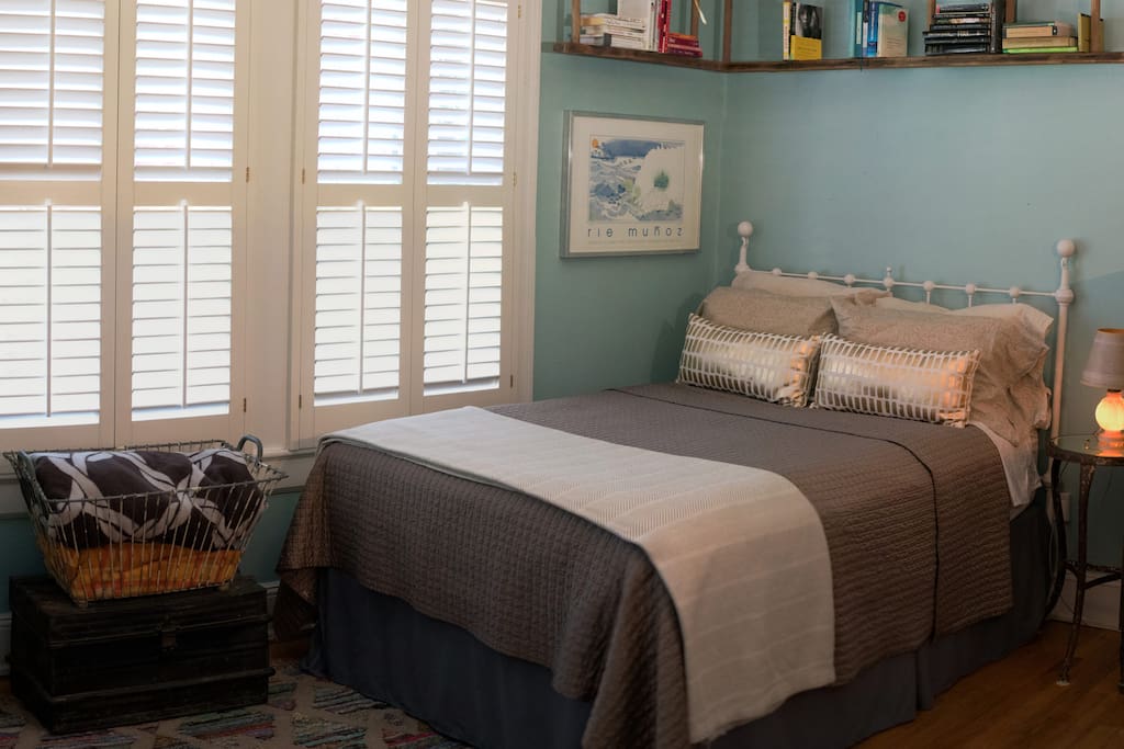 Sun filled room with shutters if you wish to sleep in