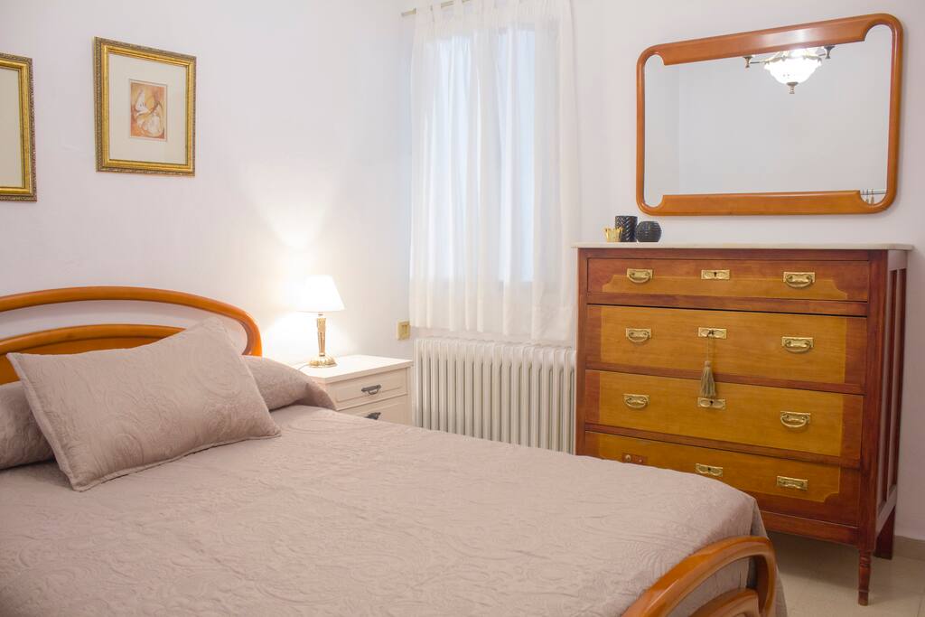 Dormitorio principal con cama de matrimonio / Master bedroom with double bed / Dortoir principal avec grand lit