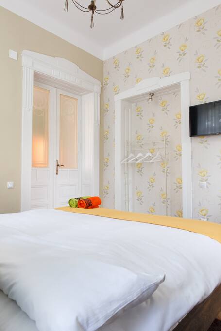 Bedroom with smart TV (TV cable included)