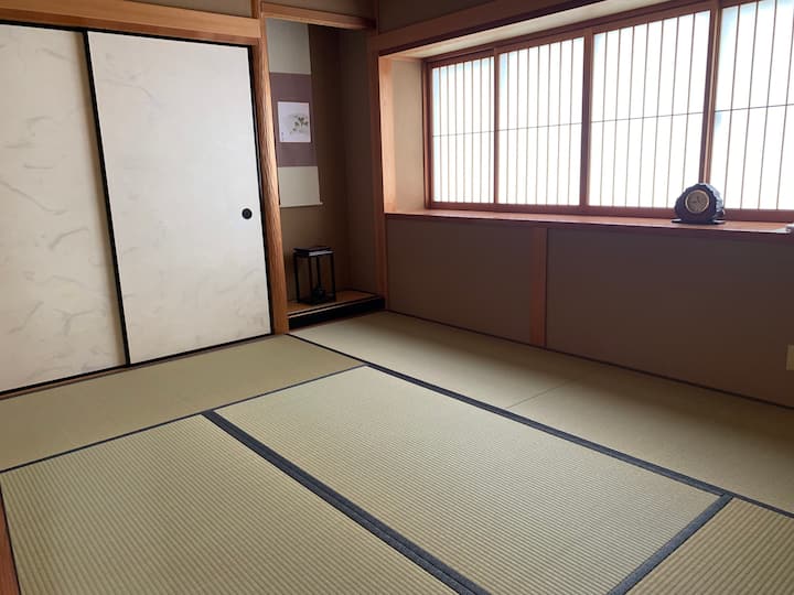 Room A (6 tatami mats)
It can sleep up to 3 people with futons.