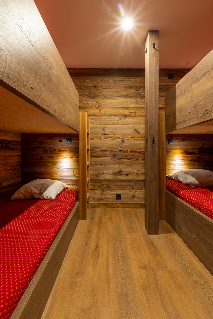 宿舍房间配有4张1米宽单人床。