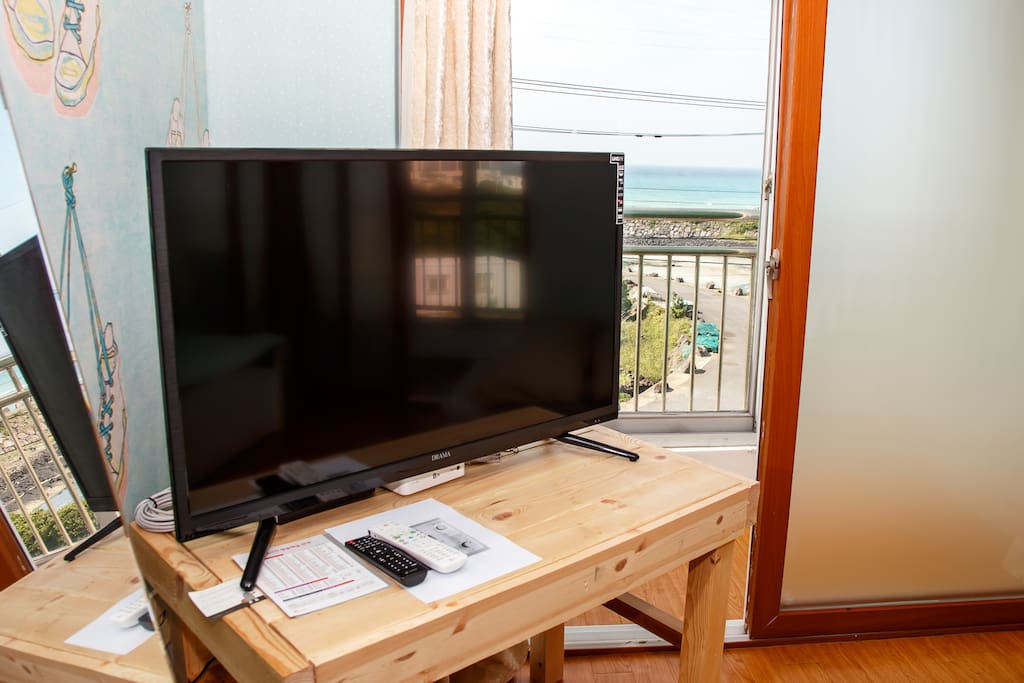 New! 40" UHD TV and Giga Wifi!