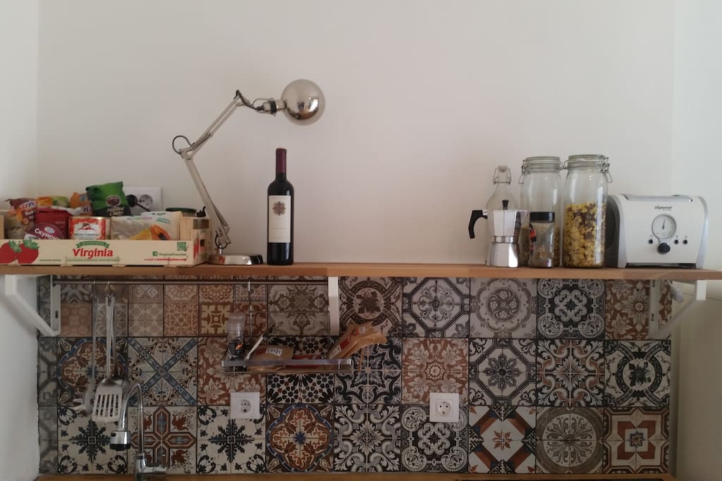 Kitchen: coffee pot, toaster, glassware, cutlery