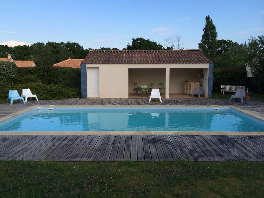 large espace piscine et detente accessible de 10H à 20H