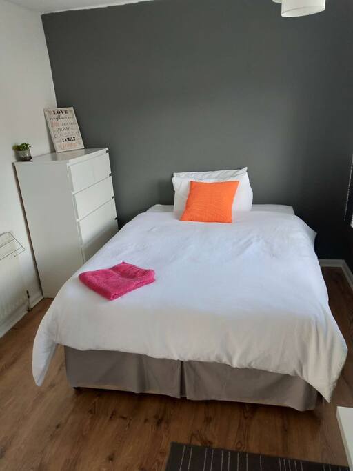 clean bedding and towel provided, 100% cotton, extra bedding provided for long term guests.