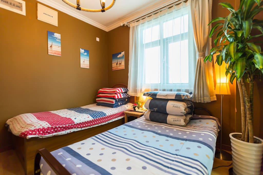 Had changed 2 singled bed into a double bed based on pervious client's accommodation experiences.
基于前续客户入住体验反馈,已将2张单人床换成一张双人床,介意者慎拍。