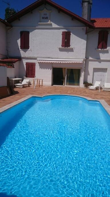 Séjour donnant sur une belle piscine