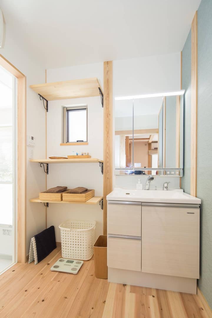 歯ブラシ、石鹸、ヘアブラシ、ボディタオル等アメニティは取り揃えております