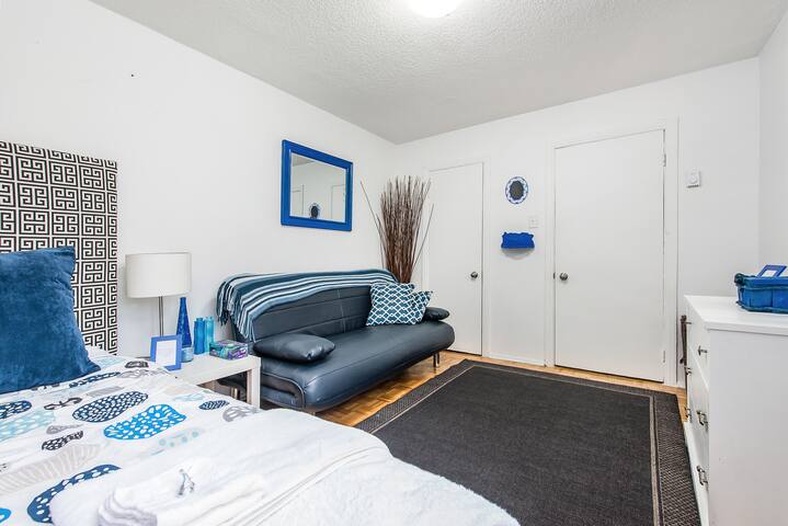 DOWNTOWN VIP MONTREAL , GOOD VALUE ,GREAT DECOR I gallery image 2