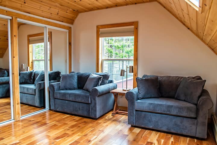 2nd floor sleeping area with 2 twin pull out beds