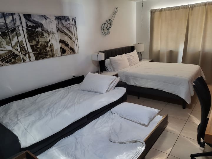 4号卧室有足够的睡眠空间。 一张标准双人床和一张West Elm沙发和一张沙发床。