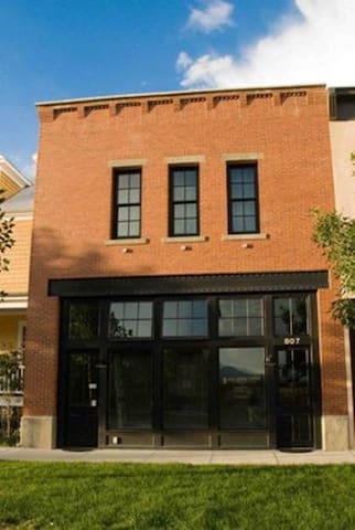 Firehouse Flat South Main-Ask About Fall Discounts