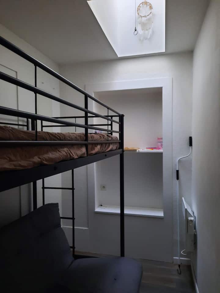 Საბავშვო ოთახი 3
Ორსართულიანი საწოლები (ერთი საბავშვო სავარძელი ზედა ნაწილში და დაწკაპუნებით აირჩიეთ 2 ადგილი ქვედა ნაწილში)