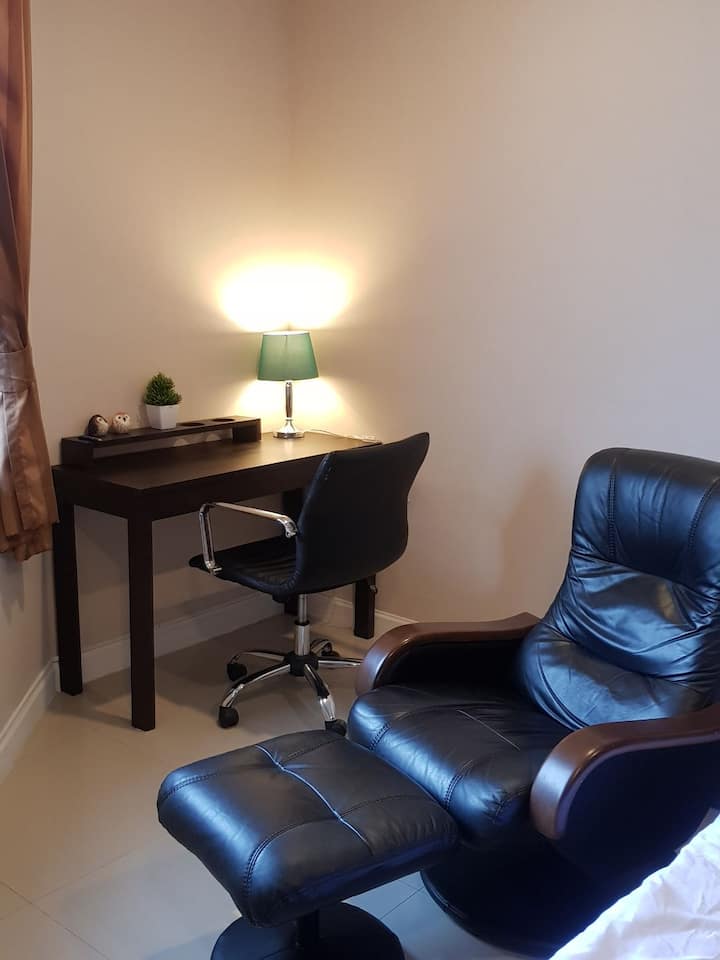 Kufanya kazi kwenye dawati na kiti cha recliner. Unaweza kuona Mlima wa Suthep kutoka dirisha.