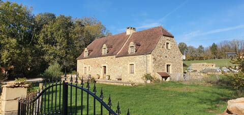 Spacious cottage with heated pool, close to Sarlat