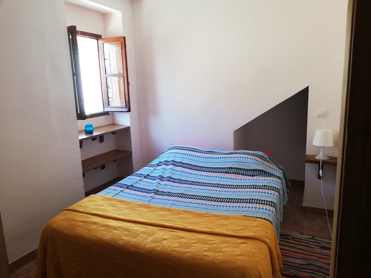 Chumba cha kulala cha Master kilicho na kitanda cha watu wawili