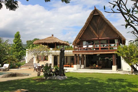Santai: Fabulous beachfront villa, pool & jacuzzi!
