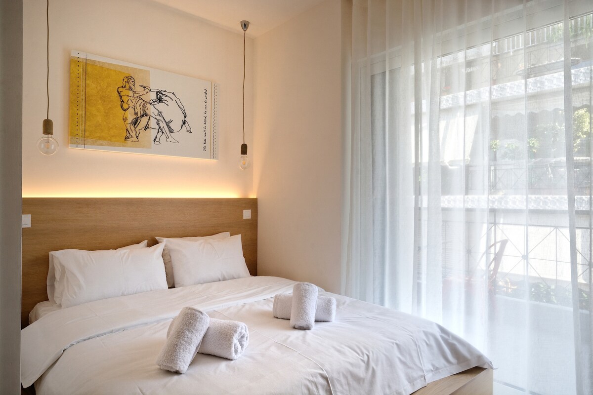 Spálňa plná svetla a prístup na balkón s kvalitnou posteľnou bielizňou a uterákmi pre našich hostí !