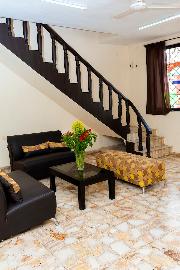 ПРОСТОРНА и ярка стая. Споделена зона с друг гост.