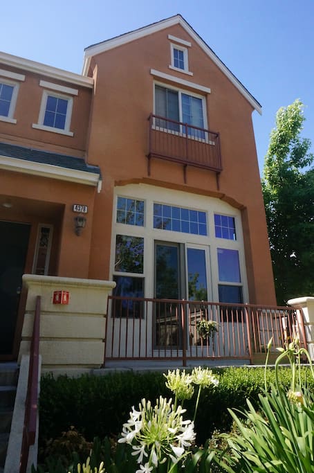 A spacious townhouse located in a super convenient location