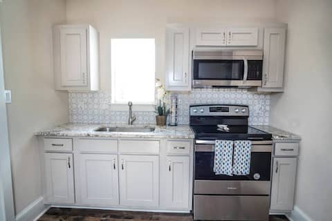 Beautiful Guest House on New Built Home Near Downt