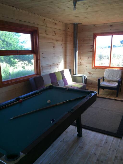 Sala de estar y Juegos (ping-pong + mesa de pool) + Estufa a leña